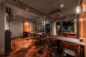 야경과 어우러진 인더스트리얼 감성 카페